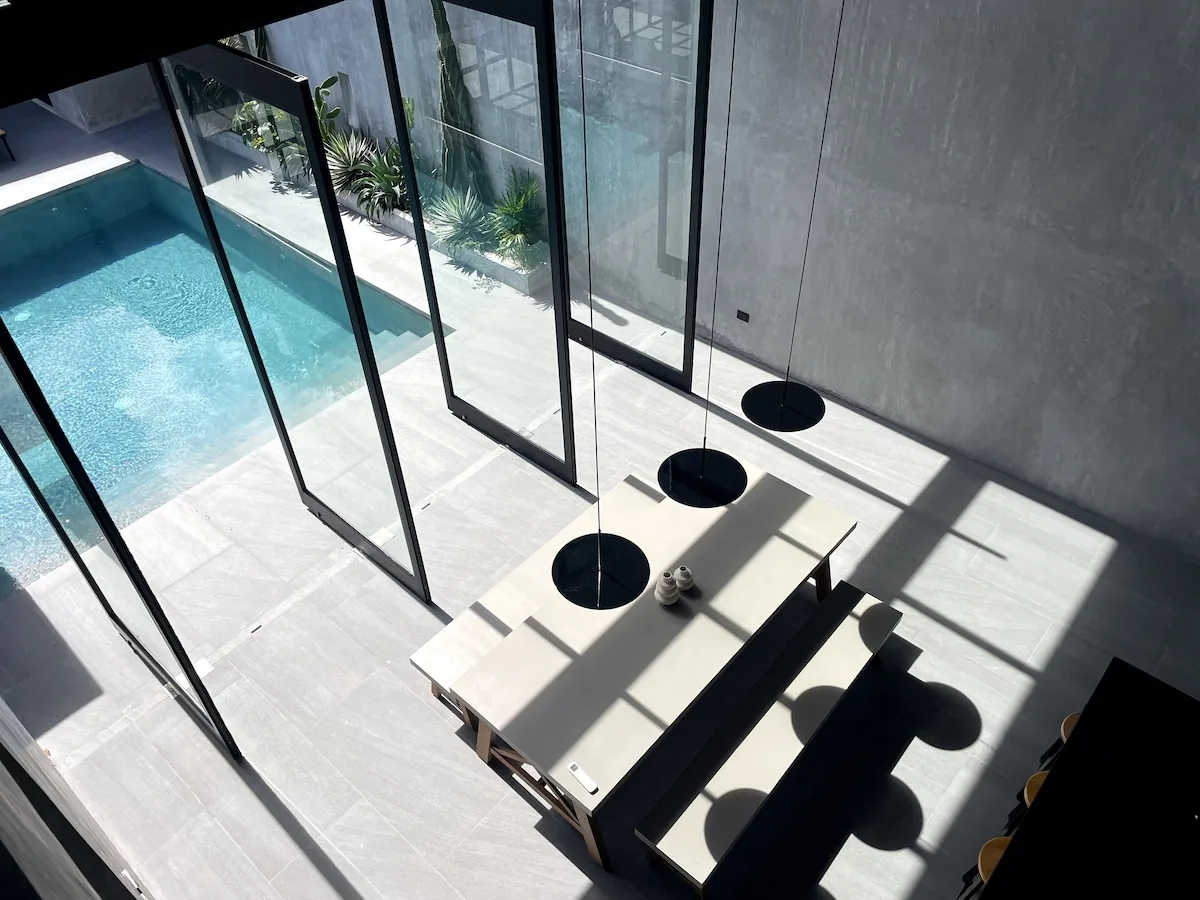 Casa Arroqueno 4BR - Casa moderna con interiores de concreto pulido