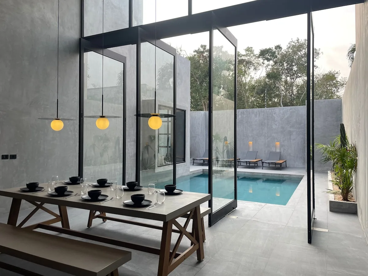 Casa Arroqueno área de alberca de lujo rodeada de vegetación tropical de selva y arquitectura contemporánea