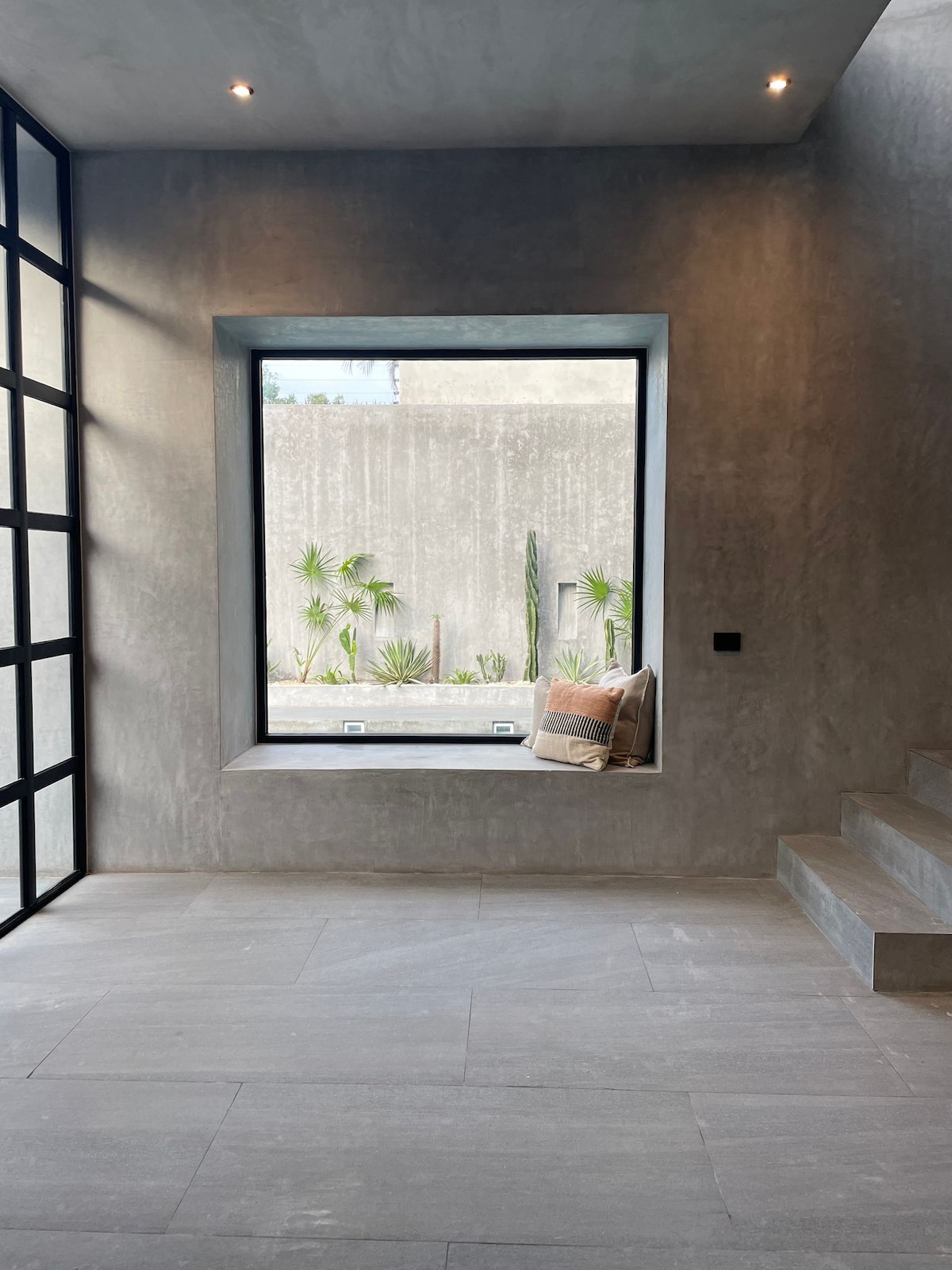 Casa Arroqueno interiores elegantes de concreto pulido con cocina moderna y diseño minimalista