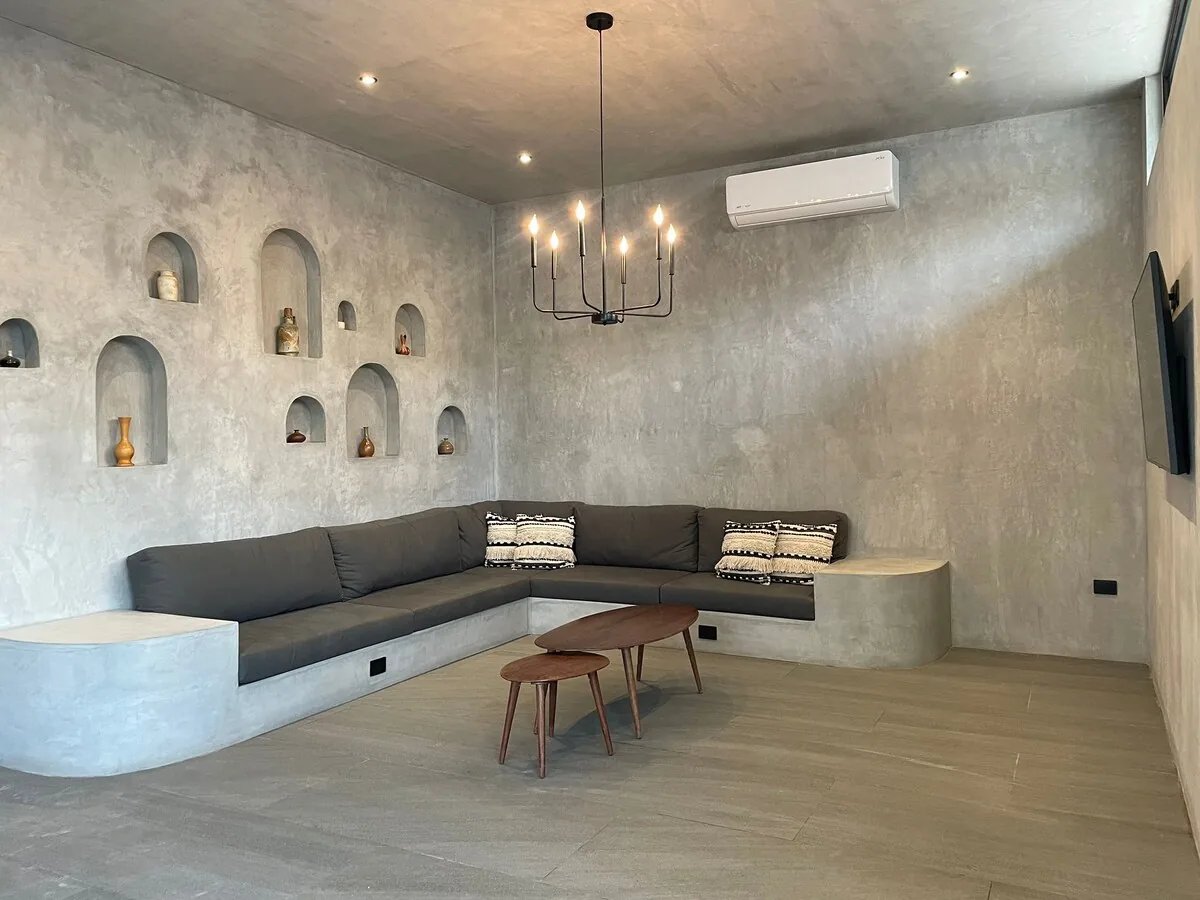 Casa Arroqueno interiores elegantes de concreto gris pulido con ambiente minimalista tipo galería