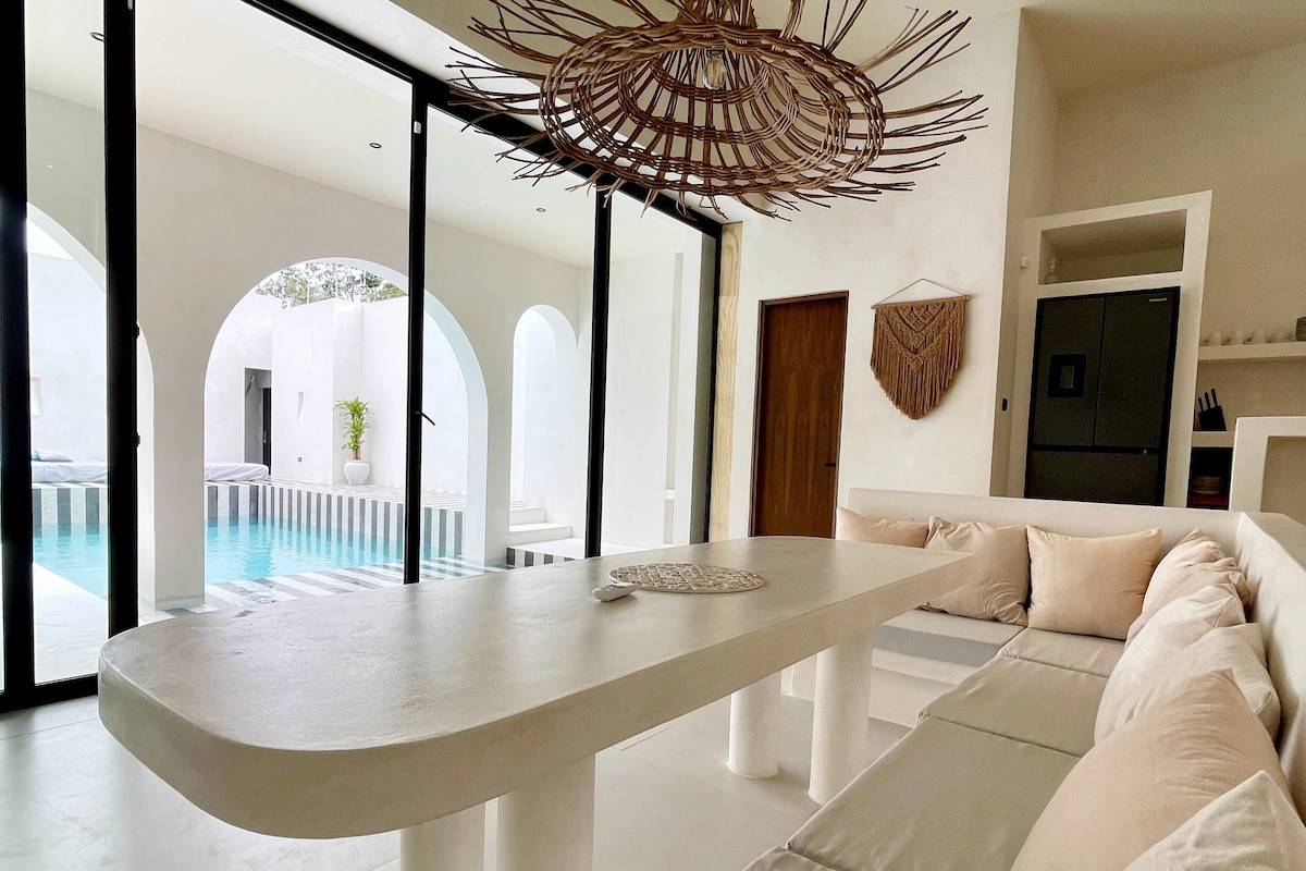 Casa Bali interior minimalista con diseño de un solo piso y decoración contemporánea