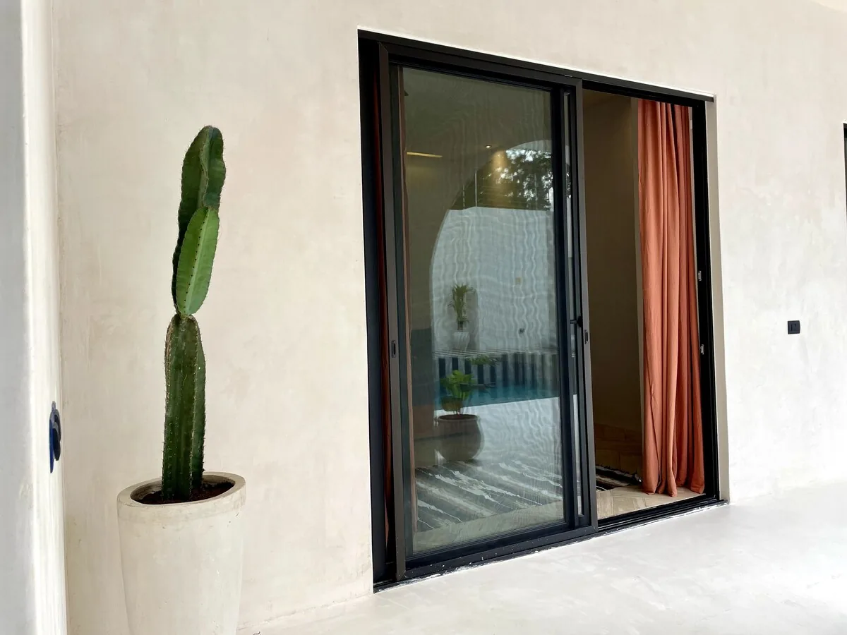 Casa Bali recámara de lujo con cama king y vistas al jardín tropical cerca de Holistika