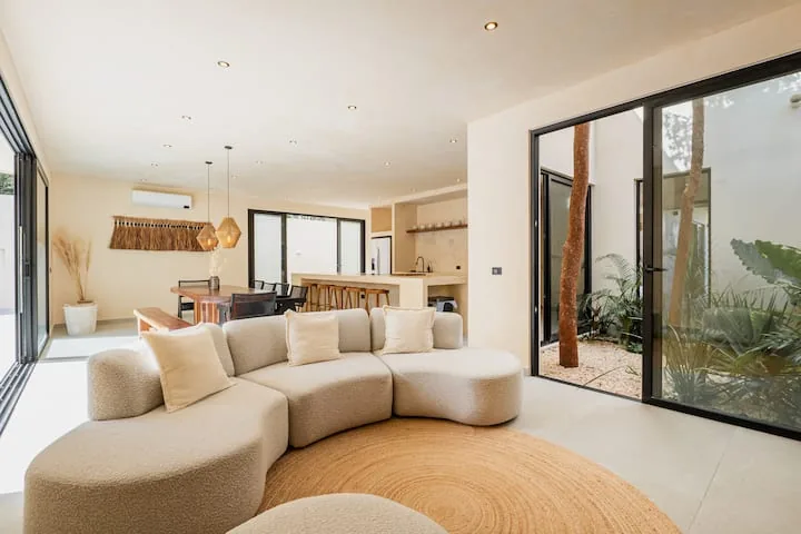 Área de comedor Casa Dalida para 10 personas con vistas a la selva