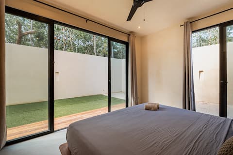 Jardín seguro Casa Dalida con espacio de césped para actividades