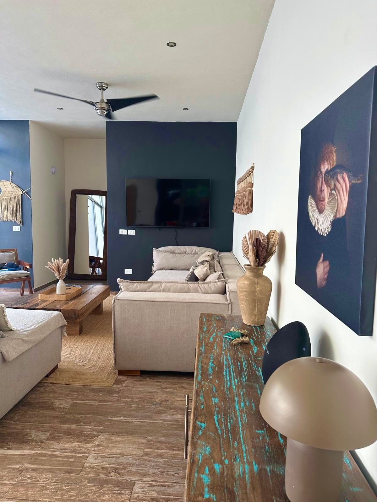 Casa Flamingo interiores de diseño con mobiliario moderno y espacios de vida amplios