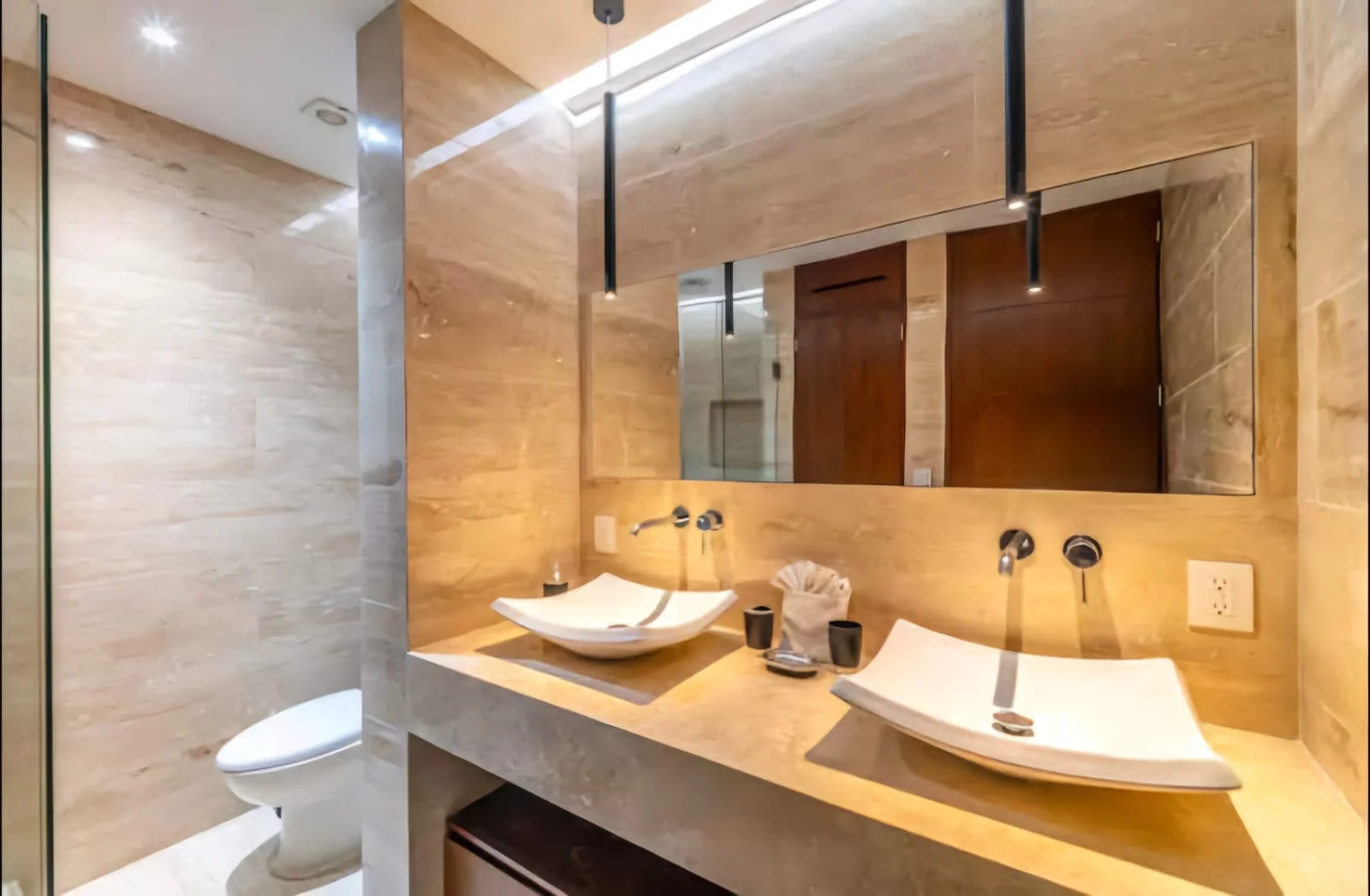 Vistas interiores y exteriores de Casa Kiin