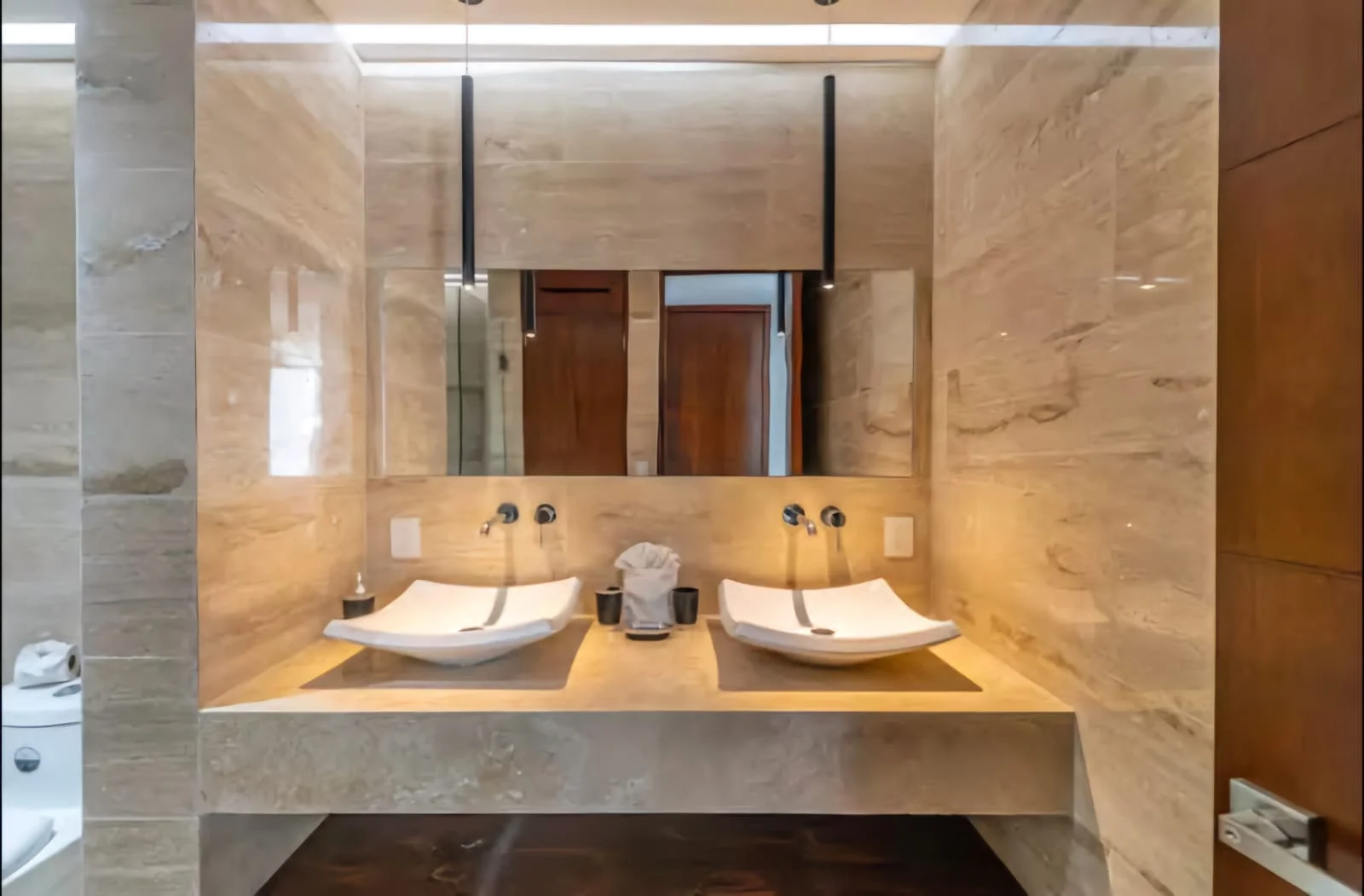 Vistas interiores y exteriores de Casa Kiin