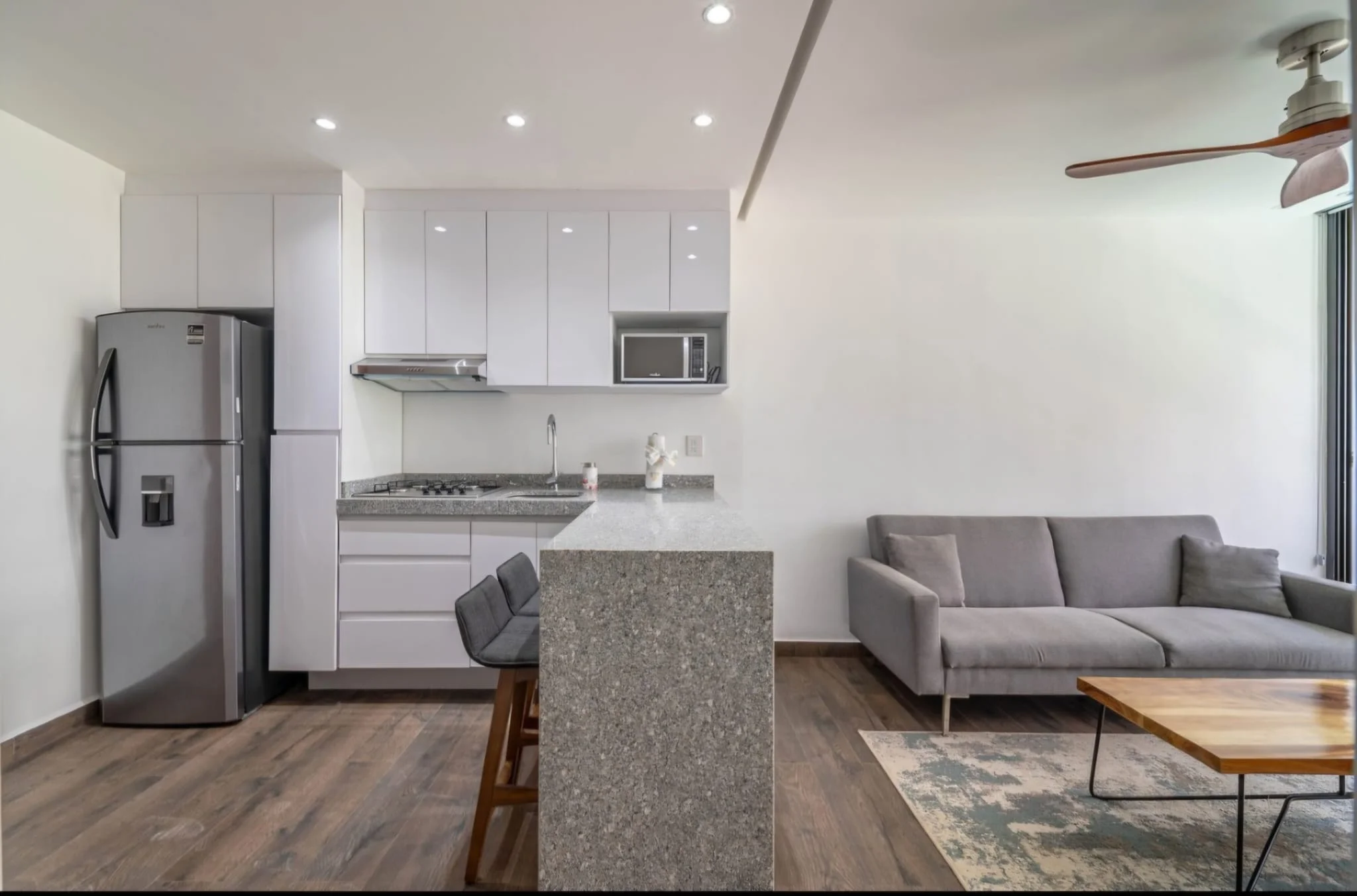 Vistas interiores y exteriores de Casa Kiin