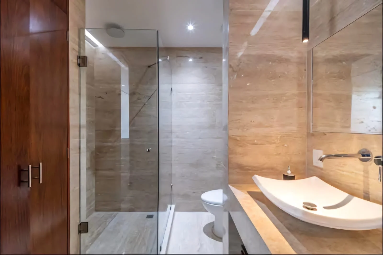 Vistas interiores y exteriores de Casa Kiin