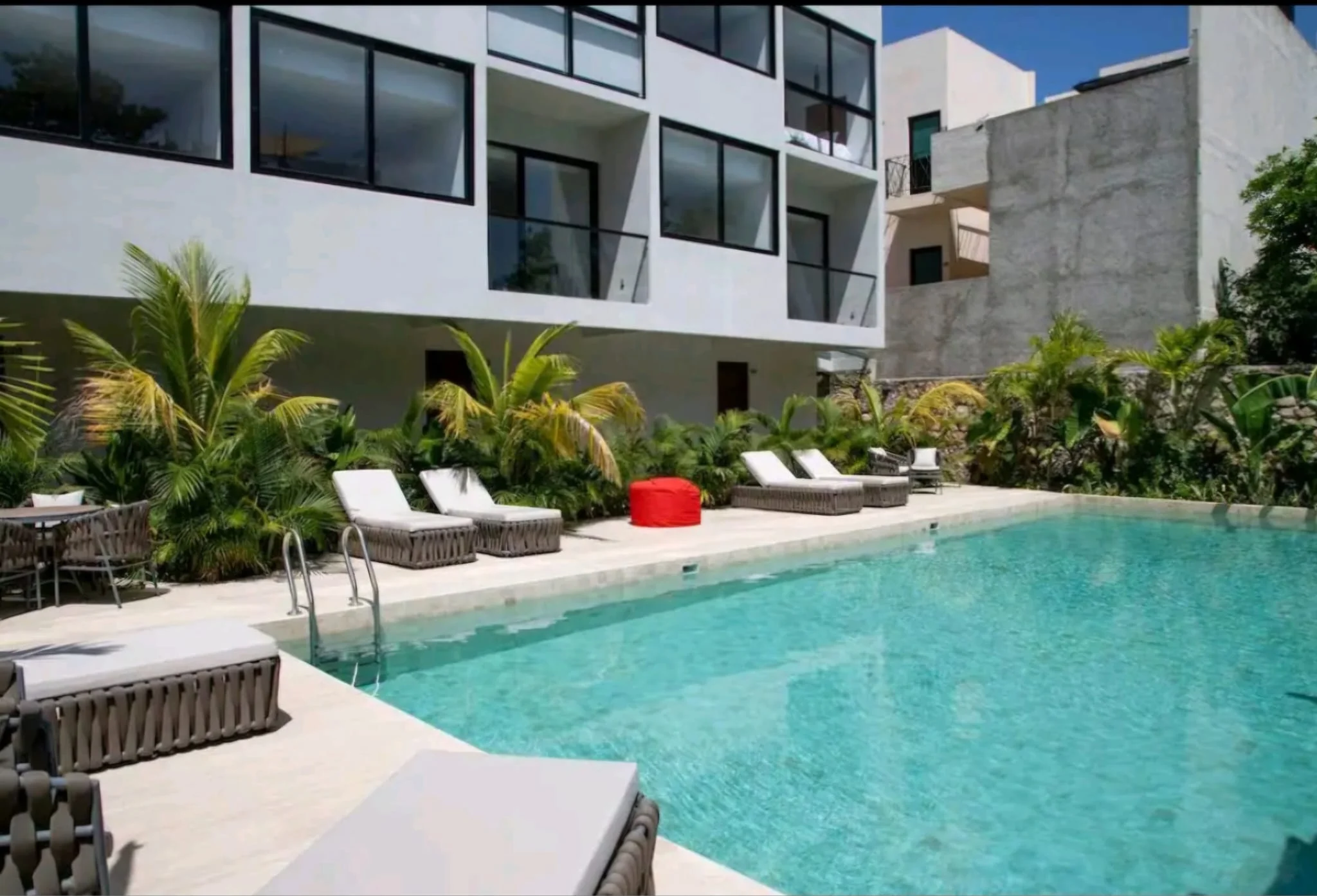 Vistas interiores y exteriores de Casa Kiin