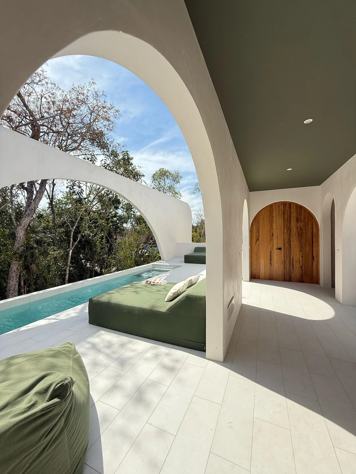 Área de alberca Casa Lancelot con naturaleza tropical