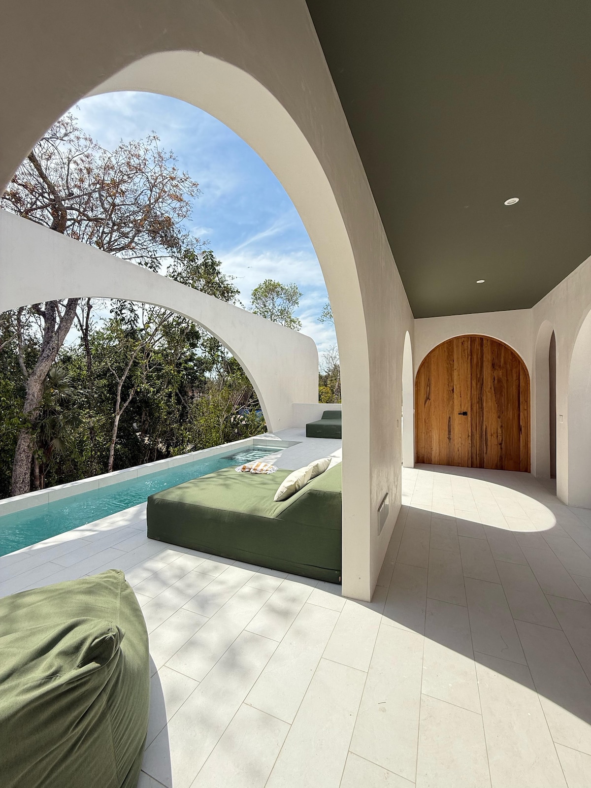 Área de alberca Casa Lancelot con naturaleza tropical