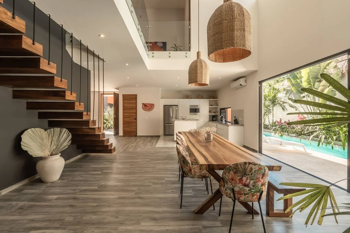 Casa Sueño área de comedor abierta con vista a la alberca