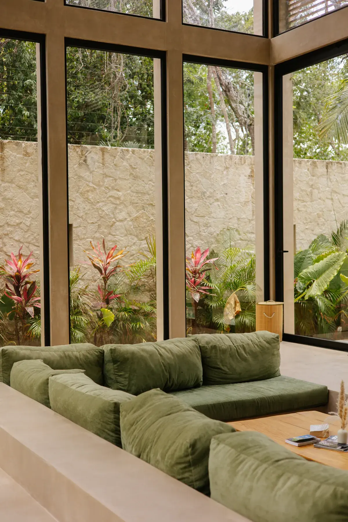 Sala hundida de Casa Uulum abierta al jardín