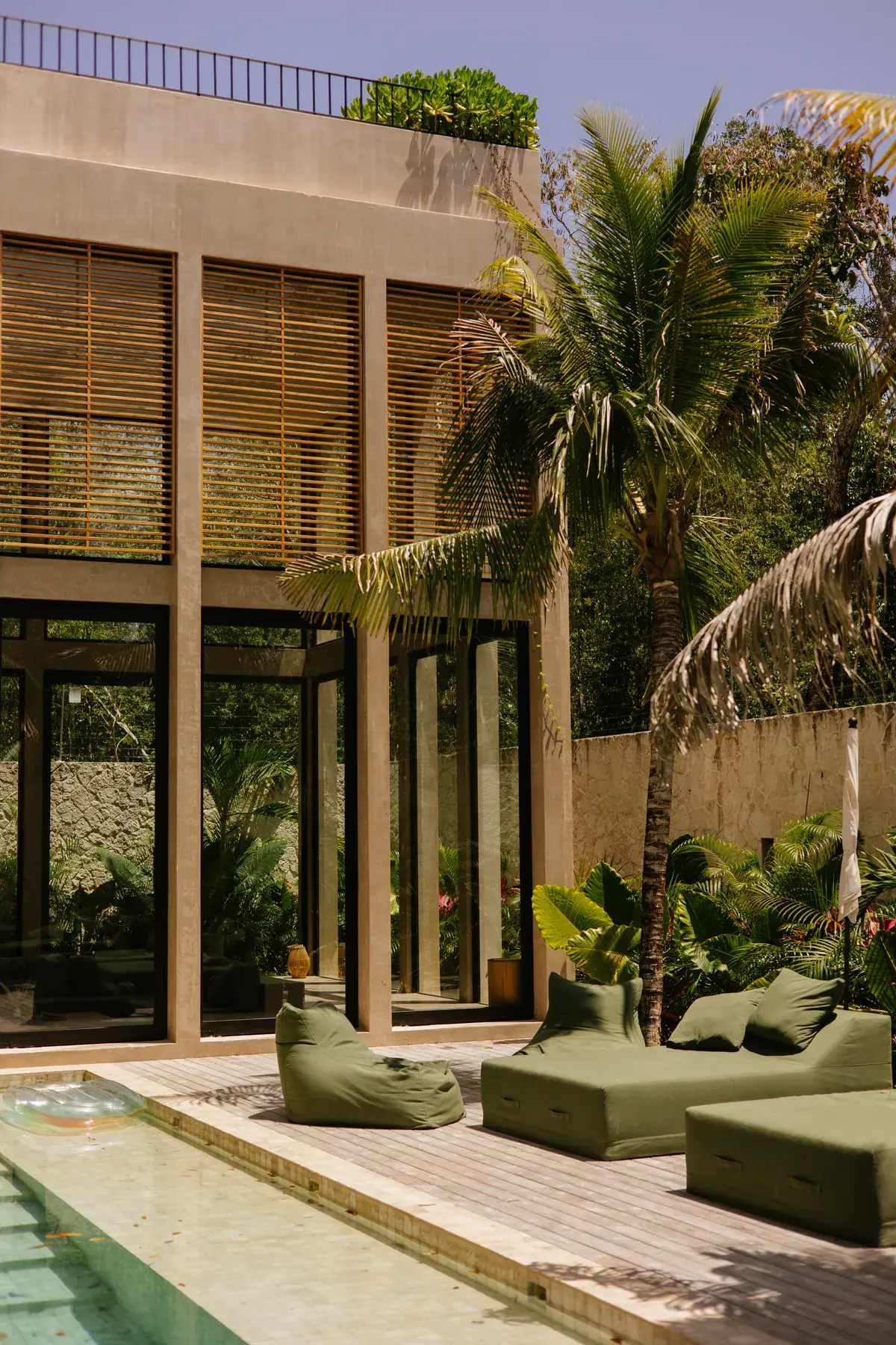 Arquitectura de Casa Uulum alrededor de la terraza de la alberca