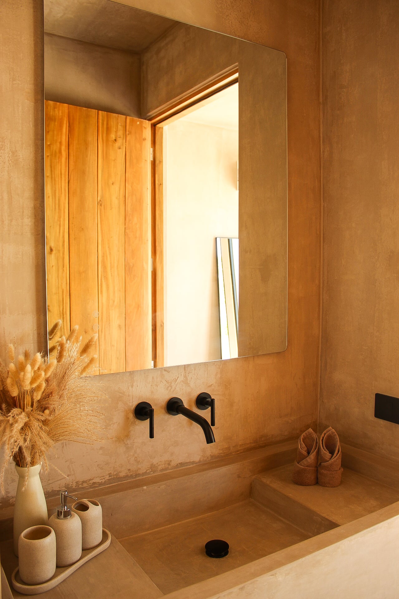 Área de comedor al aire libre de Casa Uulum junto a la alberca