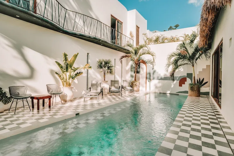 Villa de lujo moderna en La Veleta con diseño contemporáneo y alberca privada al atardecer