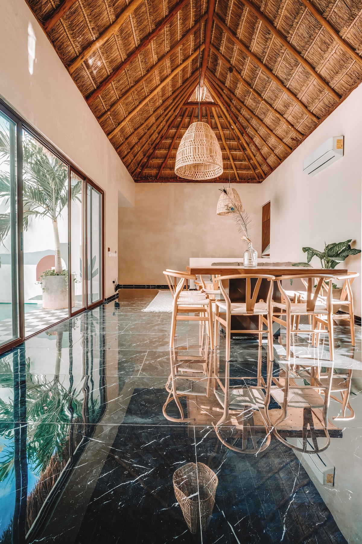 Casa Zorro espacios de vida espaciosos con mobiliario lujoso y arquitectura moderna